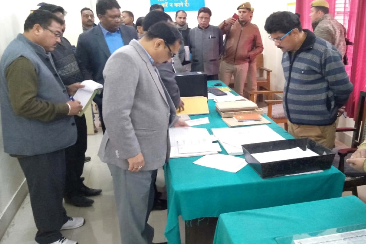 डीएम ने कलक्ट्रेट का किया औचक निरीक्षण