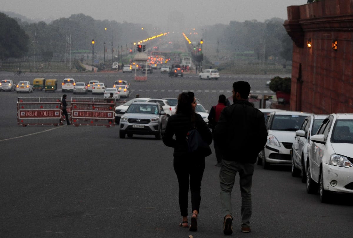 fog engulfs delhi ncr 11 trains delayed, rain likely to happen in weekend
