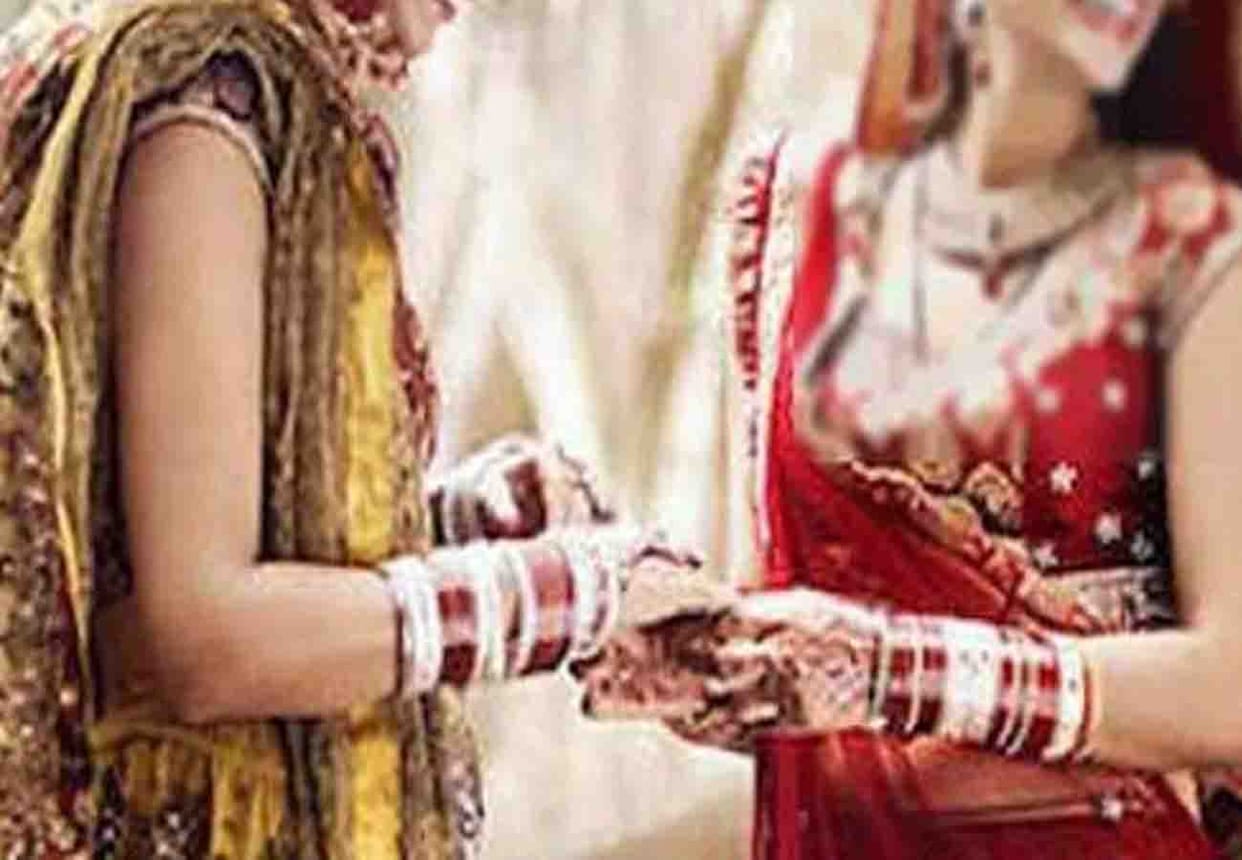 Two Homosexual woman fallen in love and get married