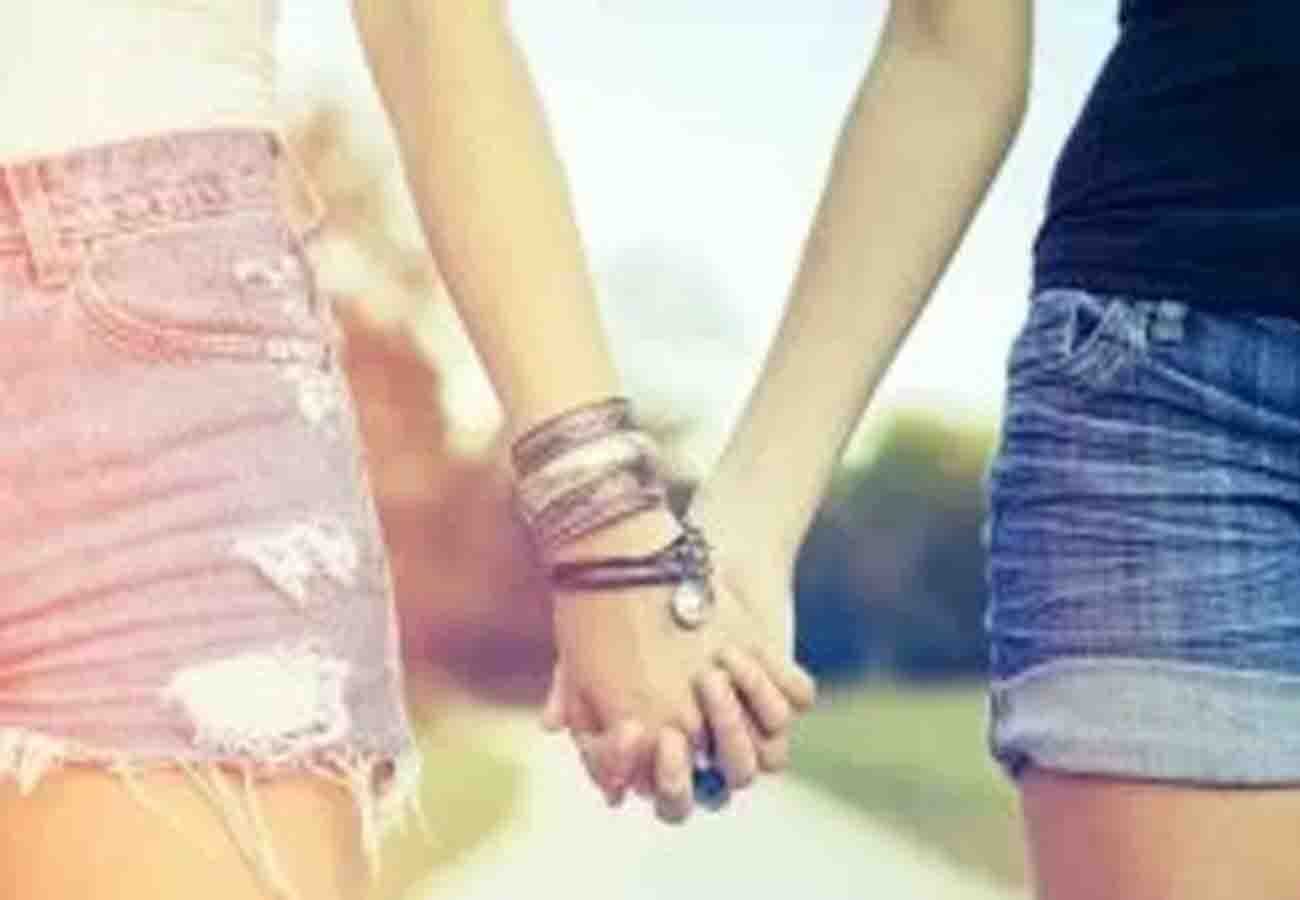 Two Homosexual Girls fallen in love and than get married