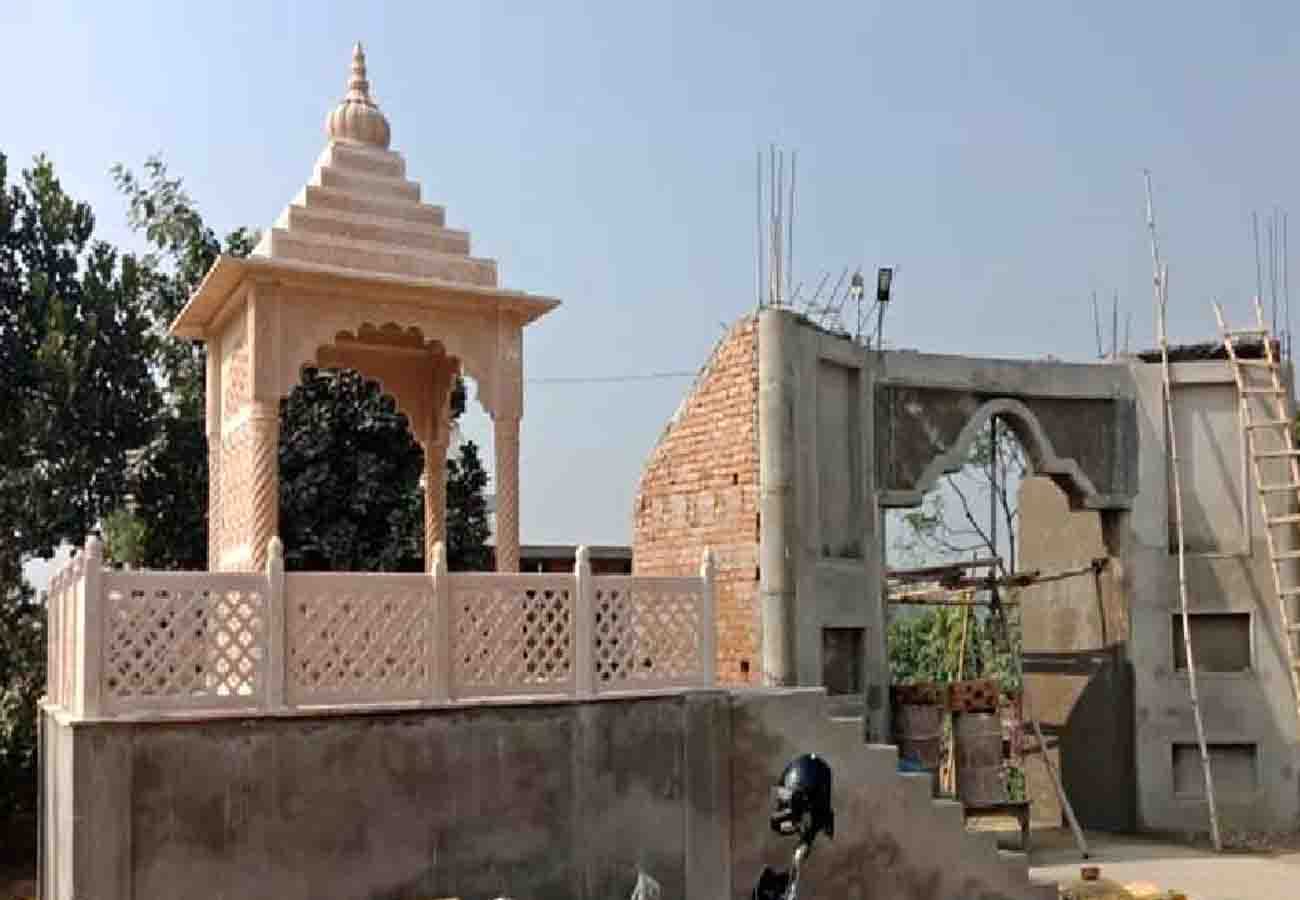 robbery in kannauj temple saint injured in firing