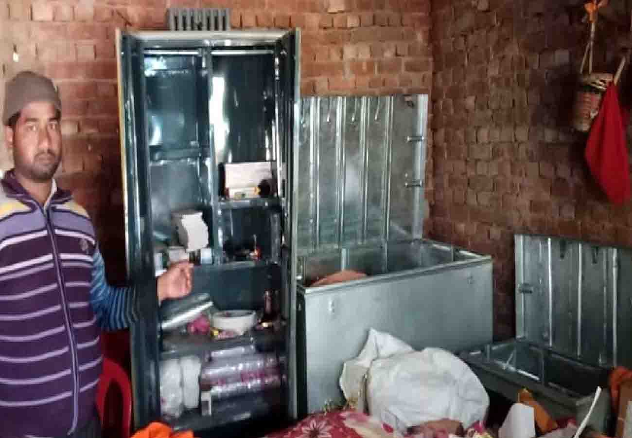 robbery in kannauj temple saint injured in firing