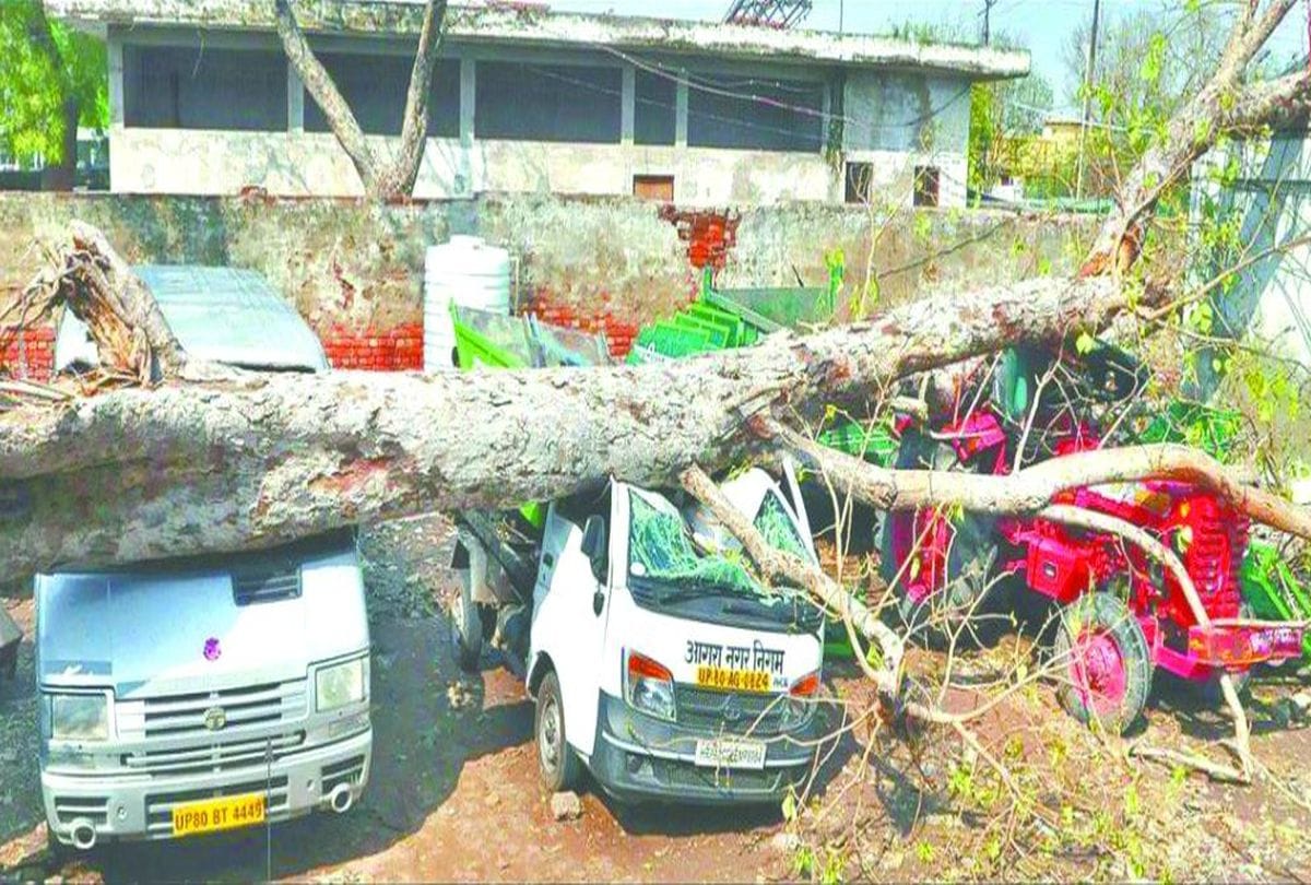 good bye 2018 dust storm disrupts life in agra