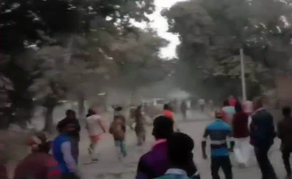 Mob stone pelting on police team and One constable dead in ghazipur