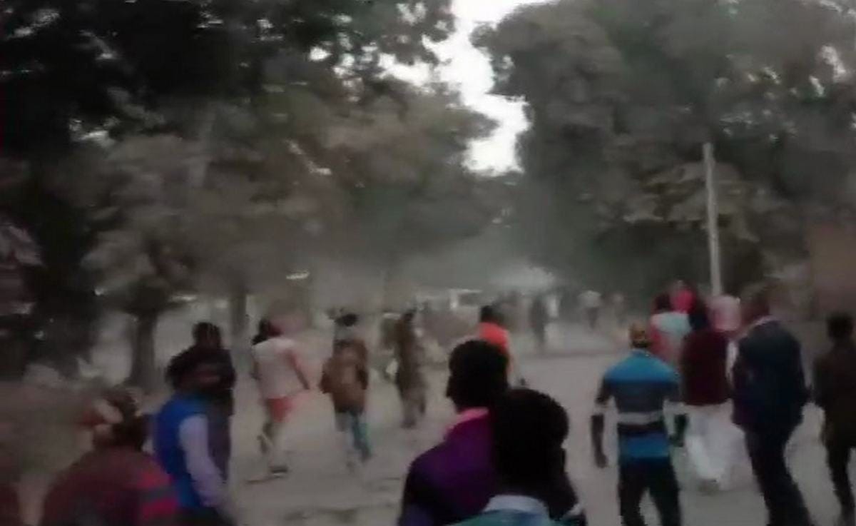 Mob stone pelting on police team and One constable dead in ghazipur
