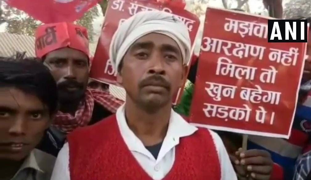 Mob stone pelting on police team and One constable dead in ghazipur
