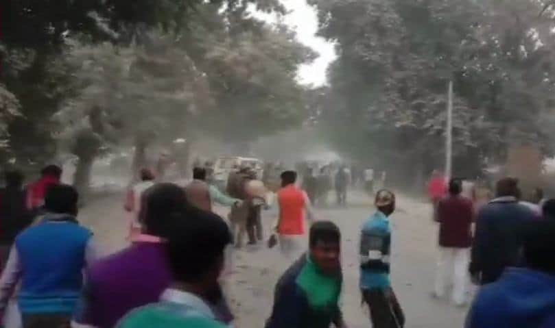 Mob stone pelting on police team and One constable dead in ghazipur