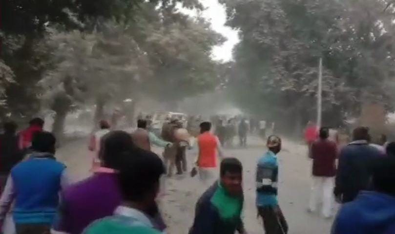 Mob stone pelting on police team and One constable dead in ghazipur