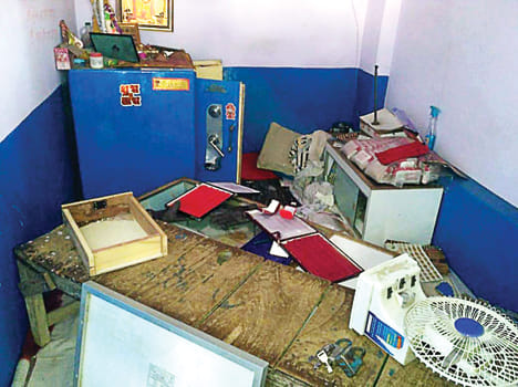 Millions of jewels-cash theft by putting a dent in the shop