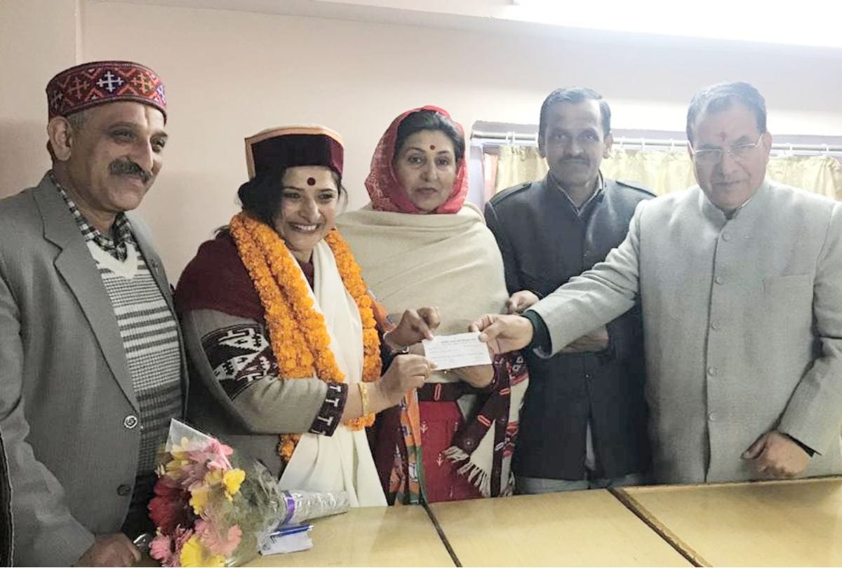 अपनों का दरकिनार कर भाजपा ने कांग्रेस की मीरा को दिया टिकट