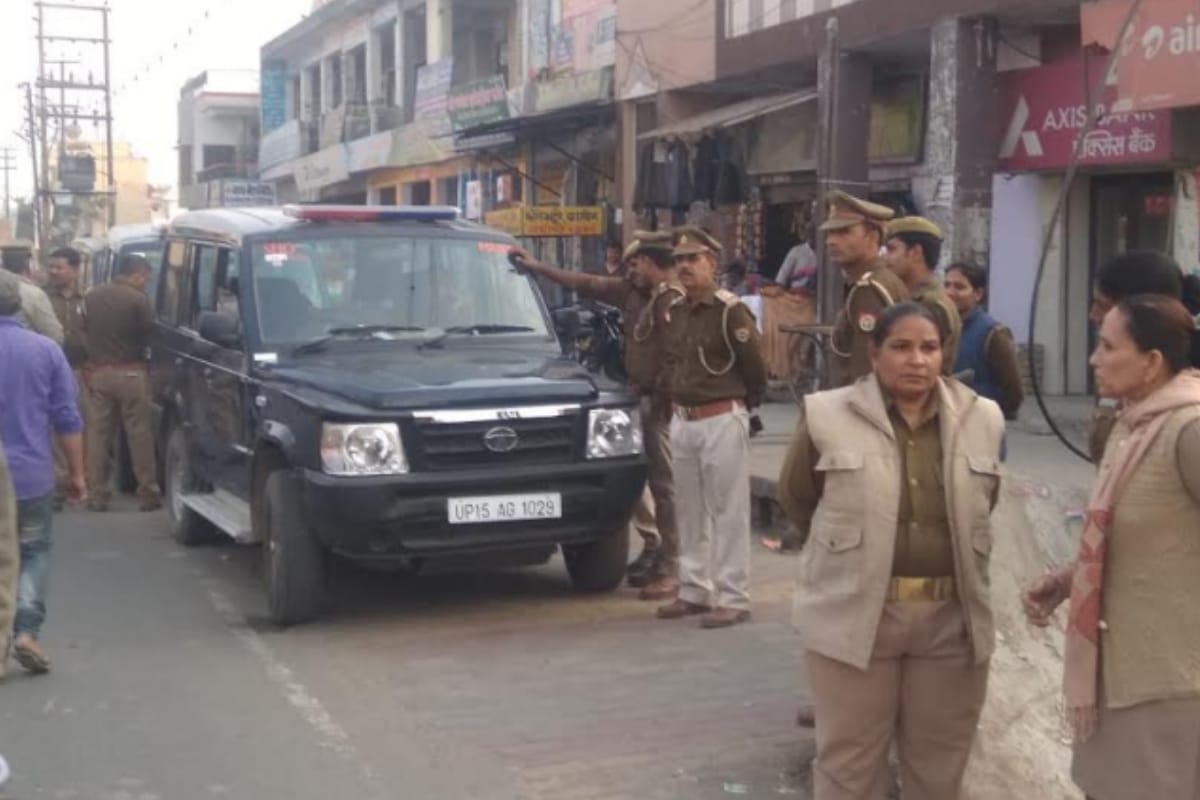 villagers attack on meerut police while went toarrest a badmash in sarurpur area