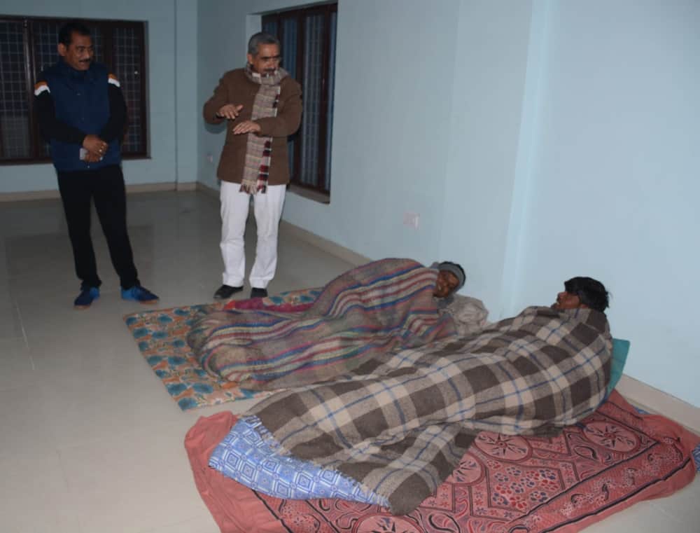 dehradun mayor visit night shelter houses and angry on officers