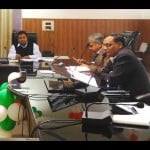 कलेक्ट्रेट सभागार में जिला पोषण समिति की बैठक करते डीएम।