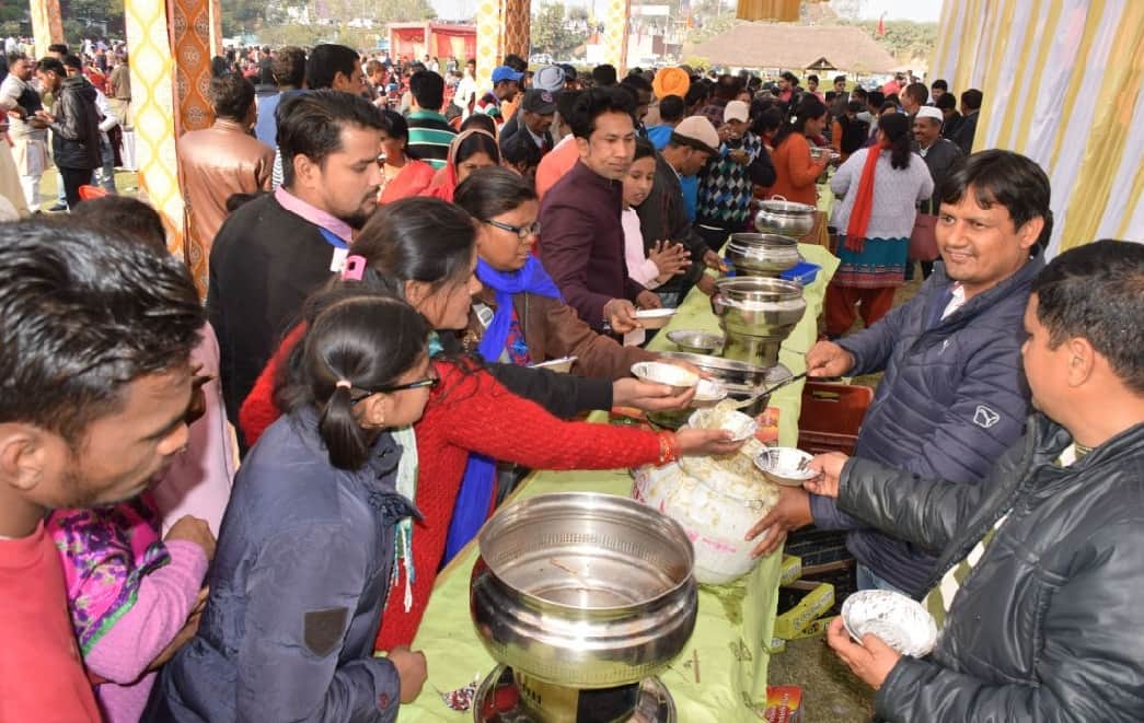 Congress leader harish rawat give Tea Party Before new year 2019 photos