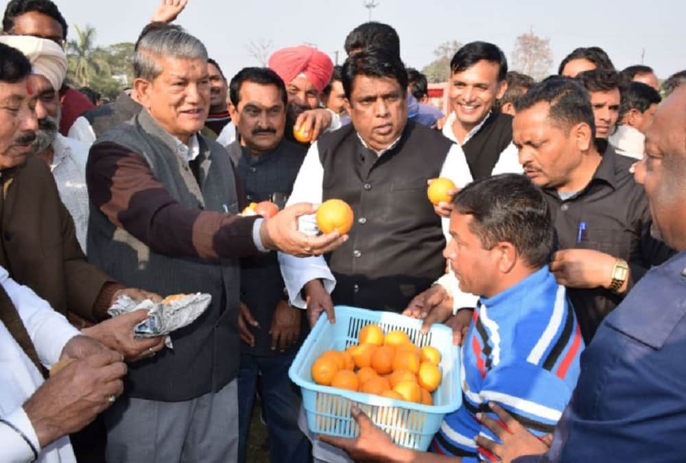 Congress leader harish rawat give Tea Party Before new year 2019 photos