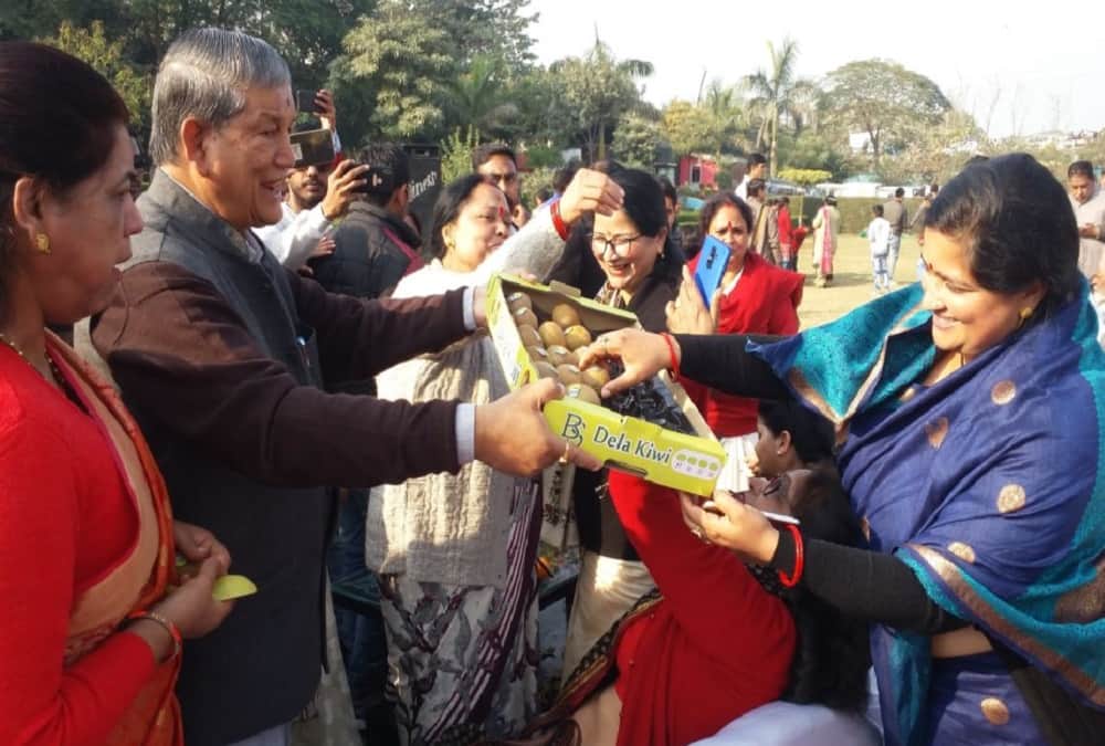 Congress leader harish rawat give Tea Party Before new year 2019 photos