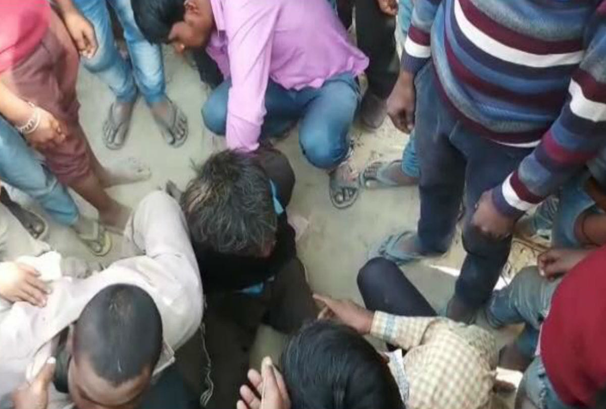 mob beaten two young man for theft in firozabad