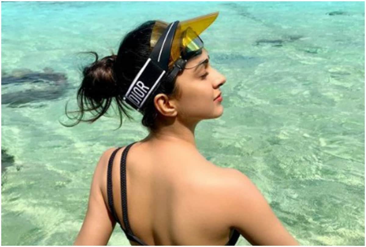 Kiara Advani post Bikini Hot Picture On Instagram