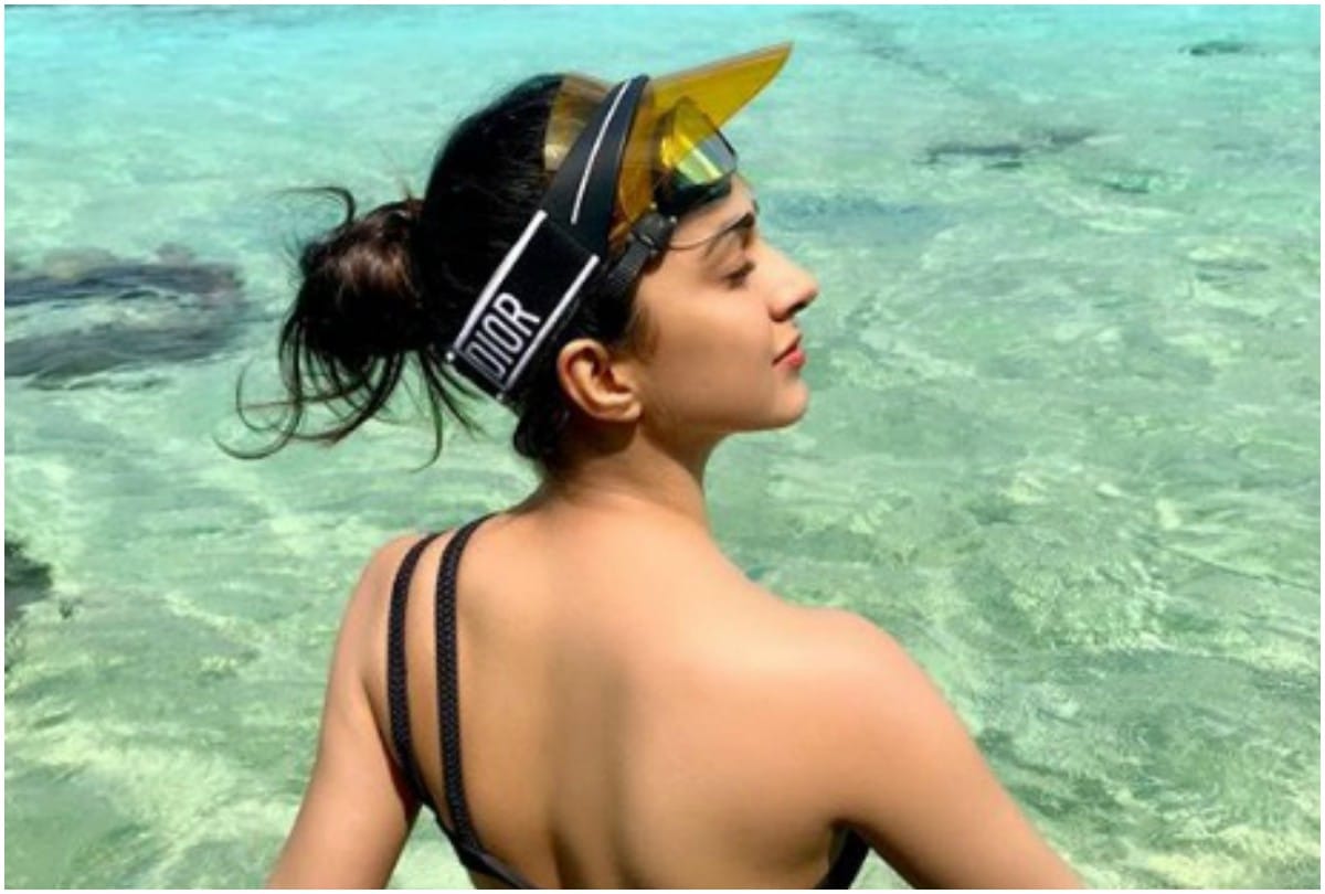 Kiara Advani hot bikini picture viral on Instagram