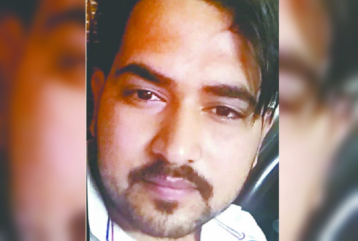 shot to young man by pulling him from shop in Delhi