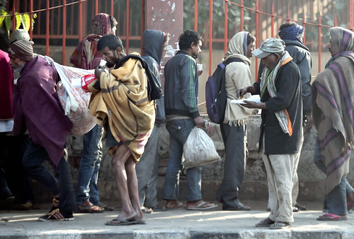 delhi chills at 3 degree celcius on second last day of 2018, pollution also reaches severe condition