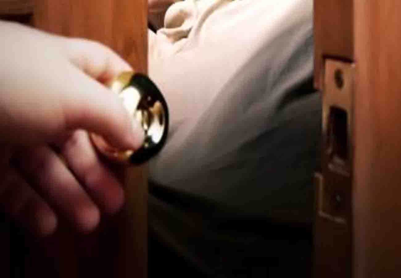 wife found husband with his girlfriend