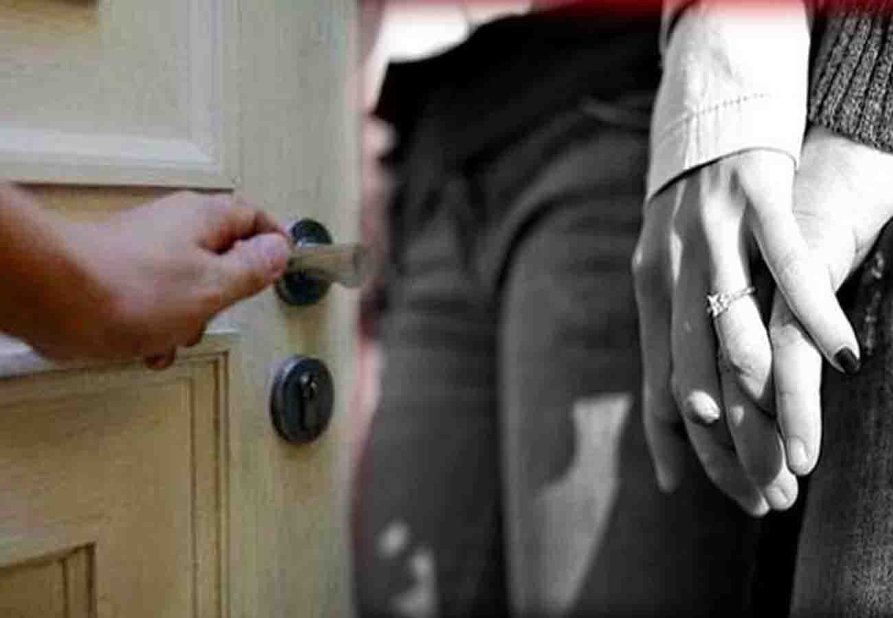 wife found husband with his girlfriend
