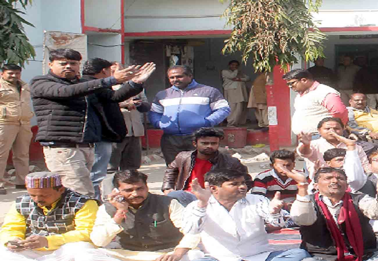 policeman beat bjp leader in kanpur panki