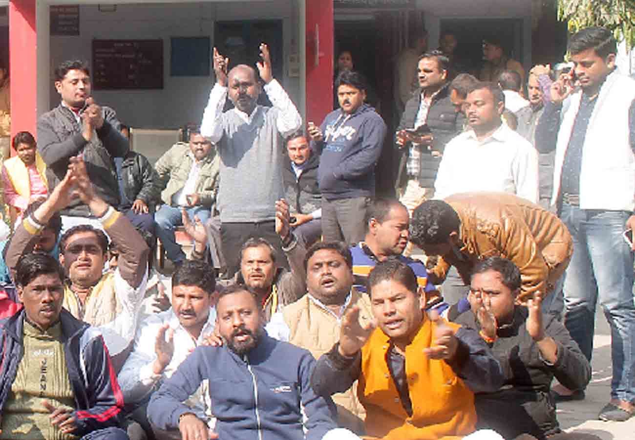 policeman beat bjp leader in kanpur panki