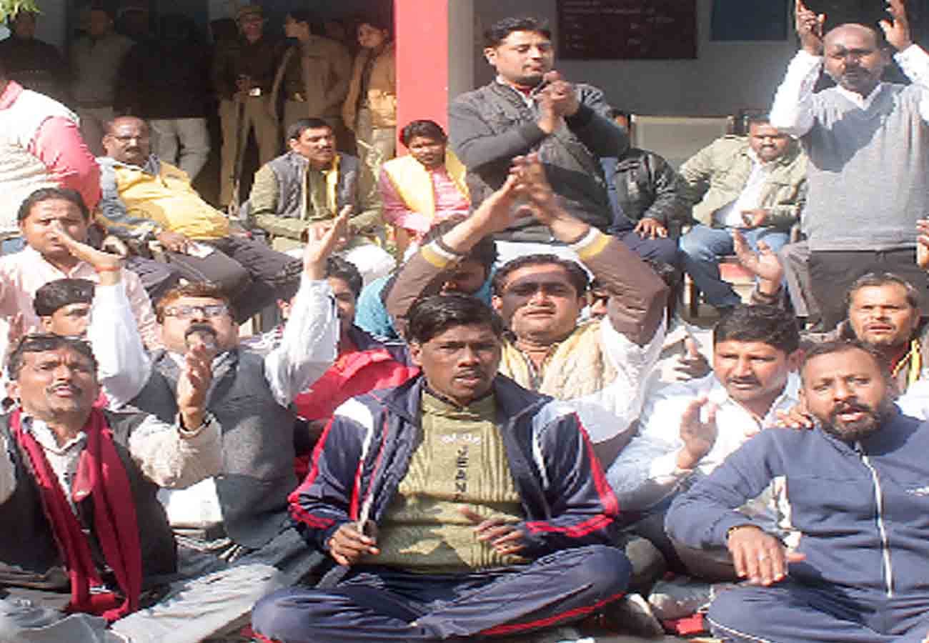 policeman beat bjp leader in kanpur panki