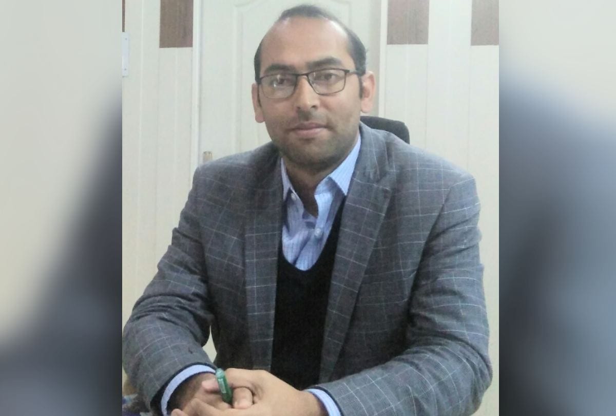 IAS officer Jafar Iqbal giving career tips to students Himachal Pradesh hamirpur