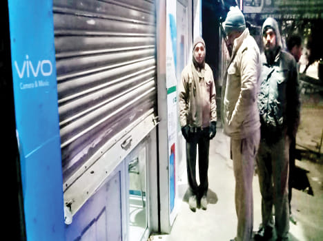 15 lakh mobile and cash theft from the shop
