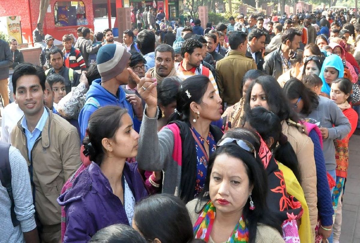 tourist crowd gathering at Taj Mahal on New year 2019