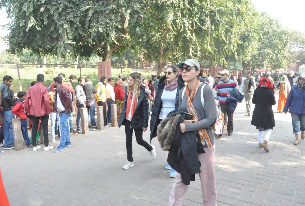 illegal guides and hawkers network around the Taj Mahal