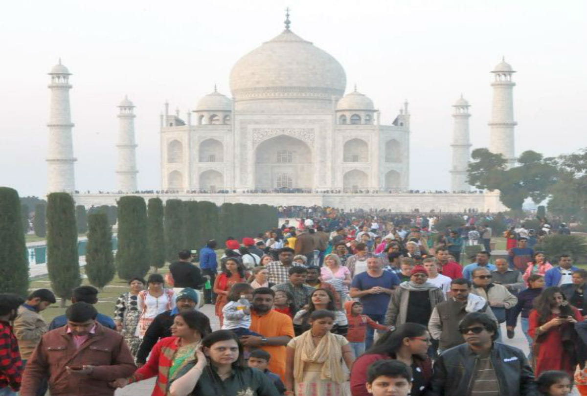 tourists huge crowd at Taj Mahal on Sunday