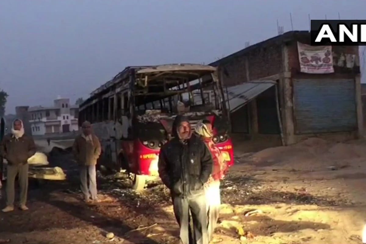 Bihar: Naxals torched four buses and shot dead one person in Aurangabad