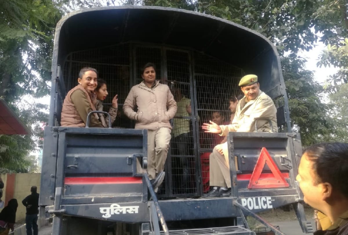 after namaz ban in noida parks police shuts shop open in parks 27 women men arrested