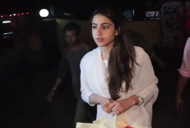 Sara Ali Khan Amrita Singh spotted at Juhu Mukteshwar temple