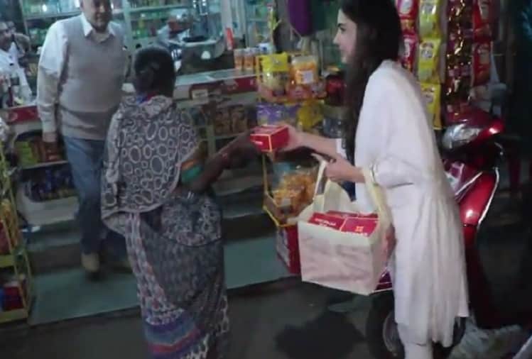 Sara Ali Khan Amrita Singh spotted at Juhu Mukteshwar temple