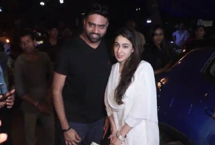 Sara Ali Khan Amrita Singh spotted at Juhu Mukteshwar temple