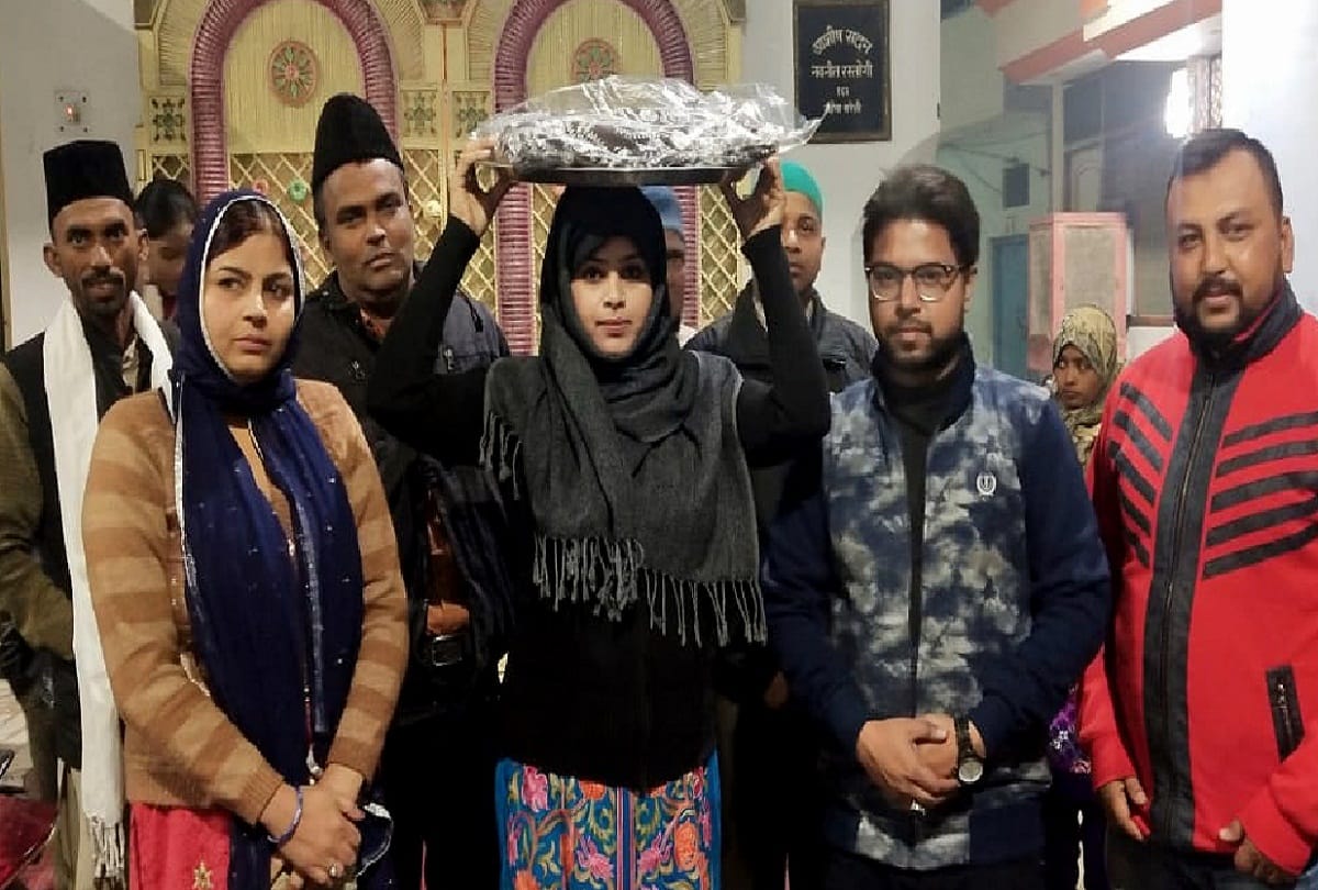 Teen talaq victim women climbing sheet on the mazar