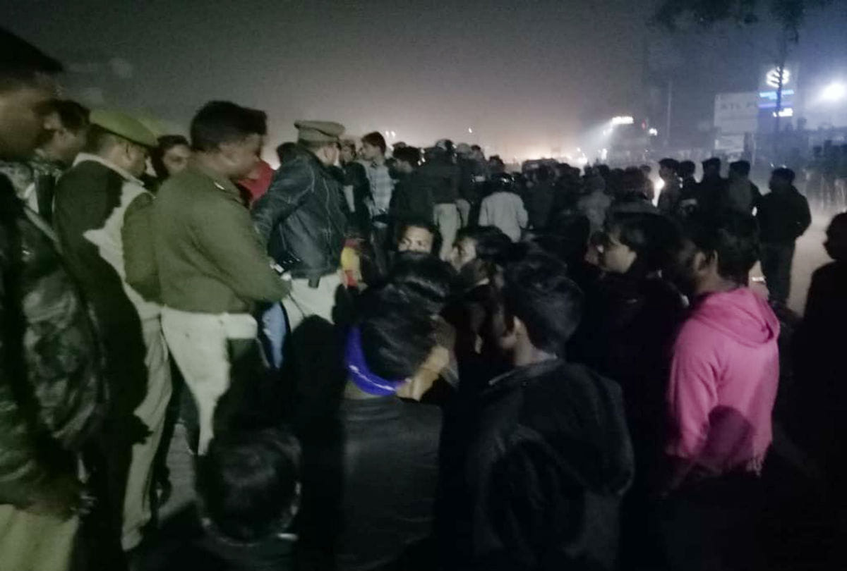 woman dead in road accident on delhi agra highway in agra