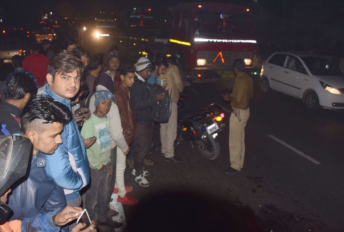 woman dead in road accident on delhi agra highway in agra