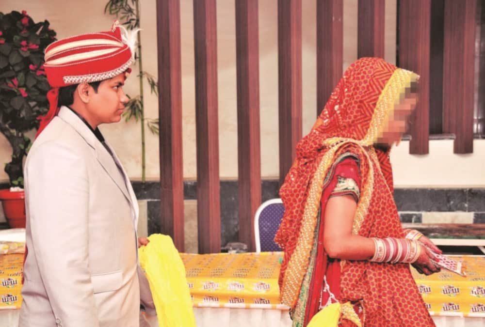 Year Ender 2018 Woman poses man married with girls make physical relation