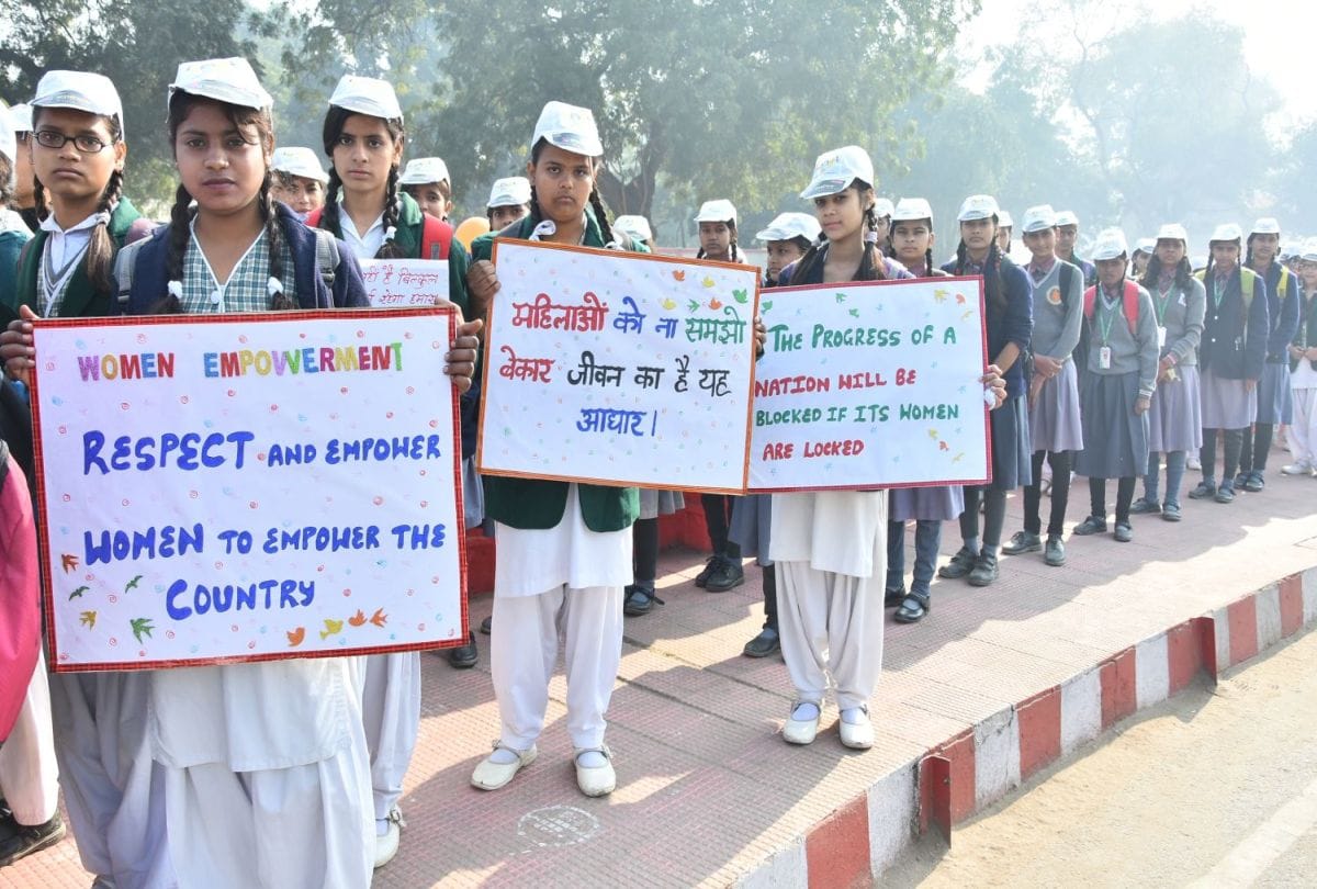 thousand women joins Aparajita 100 Million Smiles campaign of Amar Ujala in Mathura