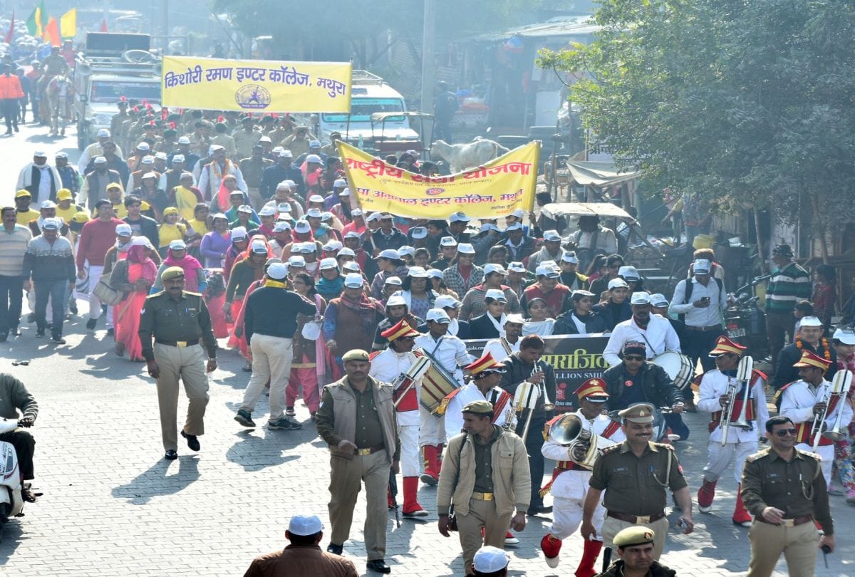 thousand women joins Aparajita 100 Million Smiles campaign of Amar Ujala in Mathura