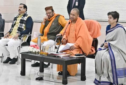 cm adityanath yogi meeting with mayor and corporators
