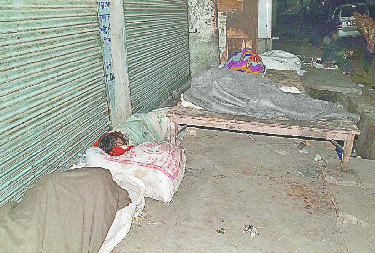 Meerut, Heavy cold is affecting the poor and nights passing under the open sky
