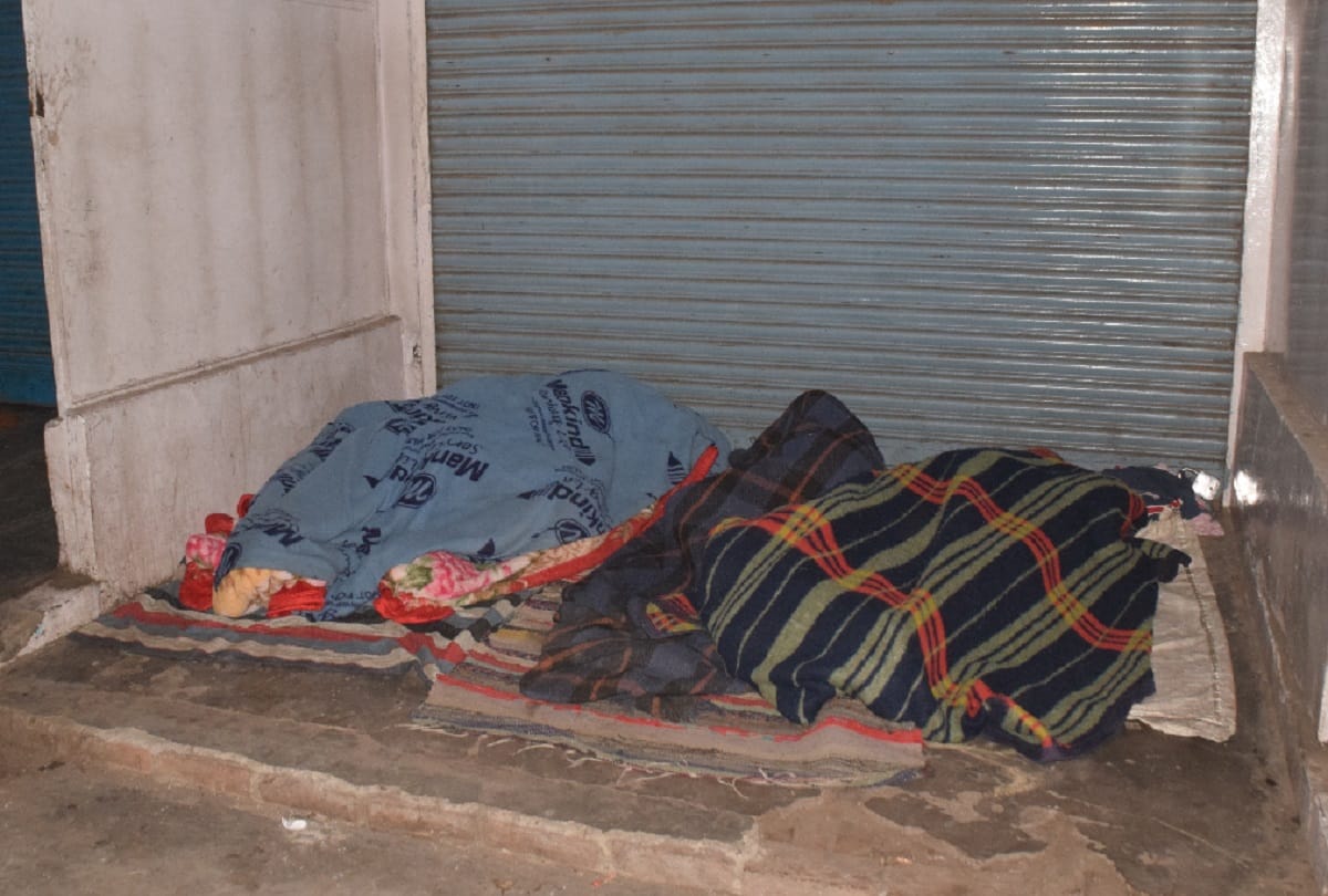 Meerut, Heavy cold is affecting the poor and nights passing under the open sky