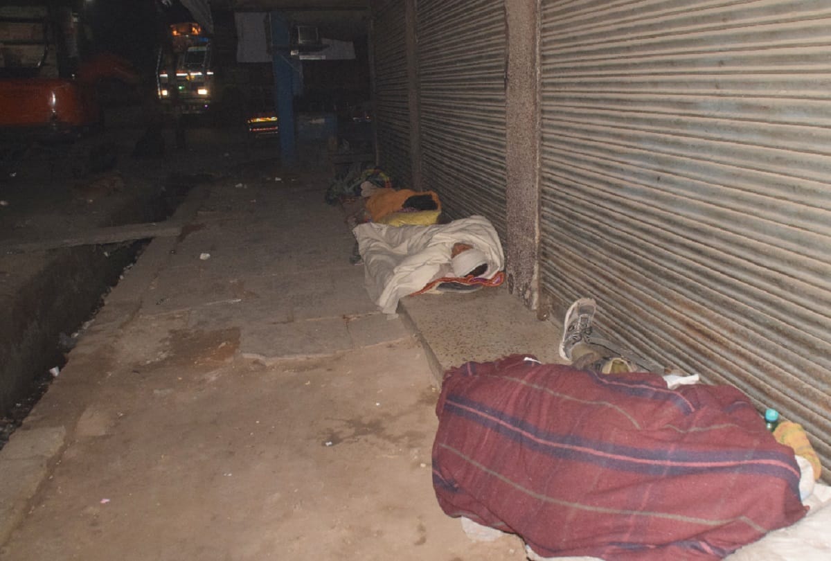 Meerut, Heavy cold is affecting the poor and nights passing under the open sky